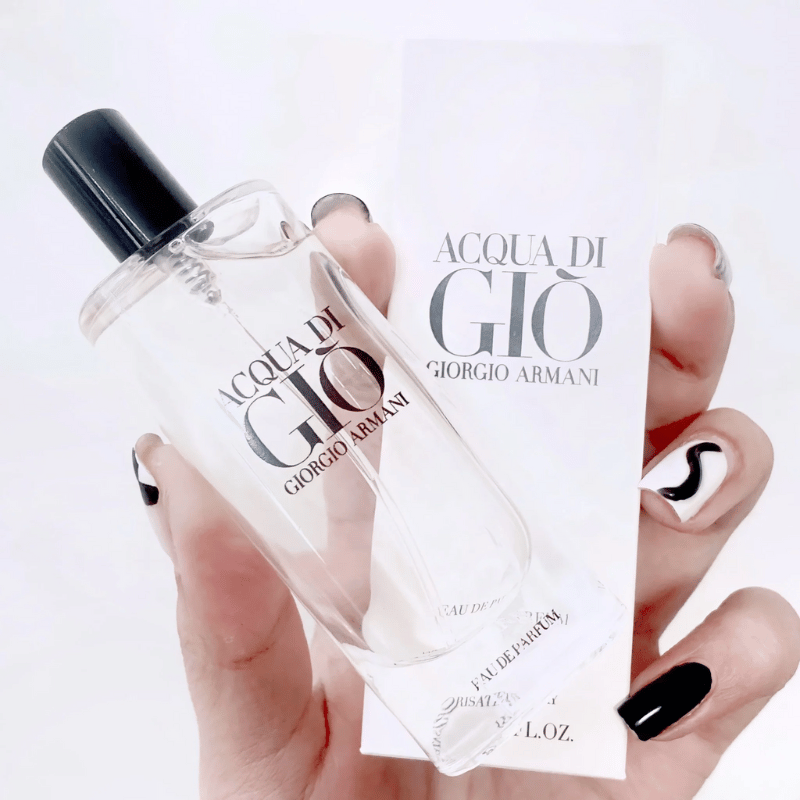 Giorgio Armani Acqua di Giò Eau de Parfum vẫn giữ nguyên thiết kế đặc trưng của hãng